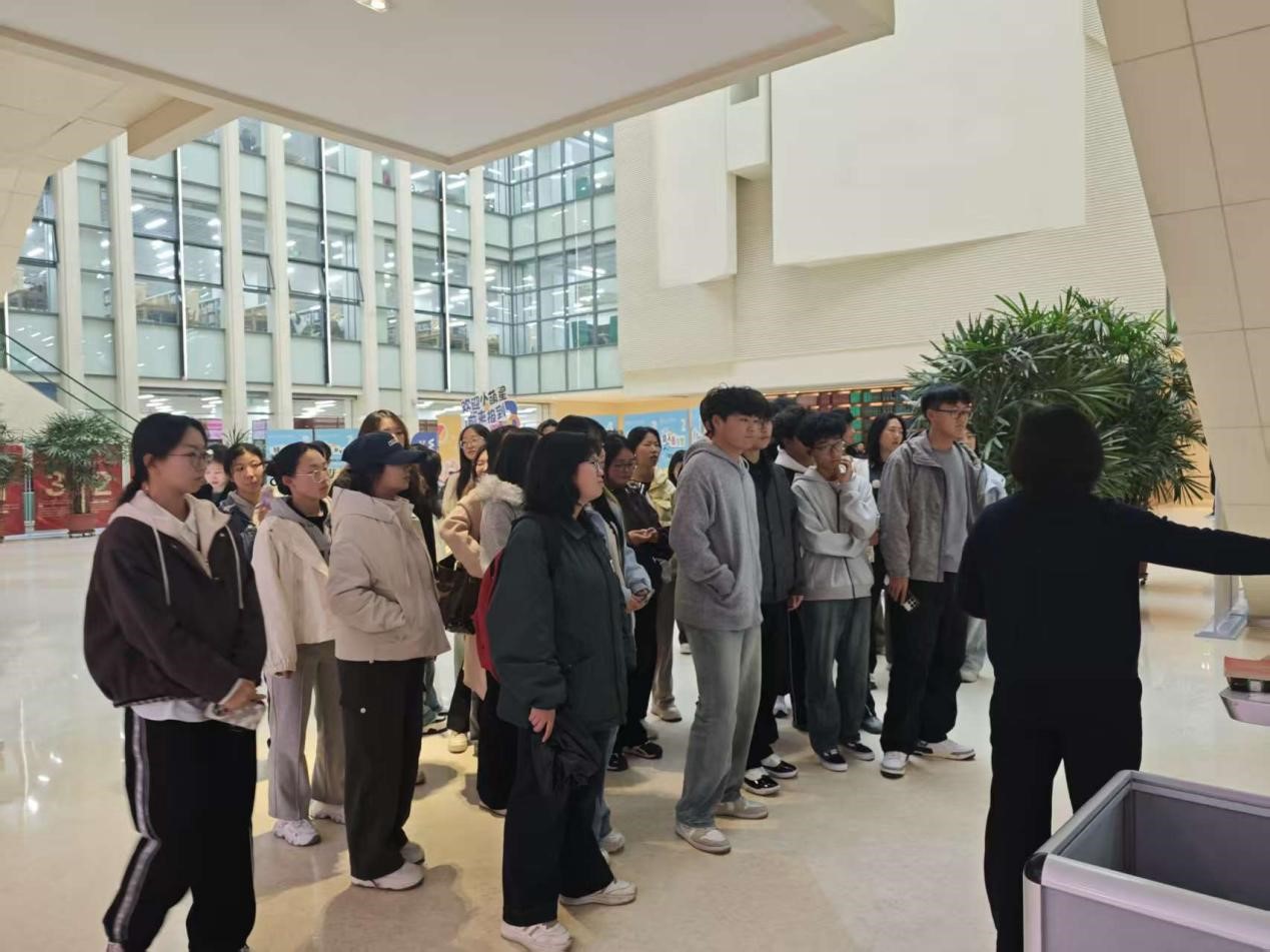 知海探秋，以书为帆启新程 ——2025级本科生新生图书馆入馆教育暨主题借阅活动